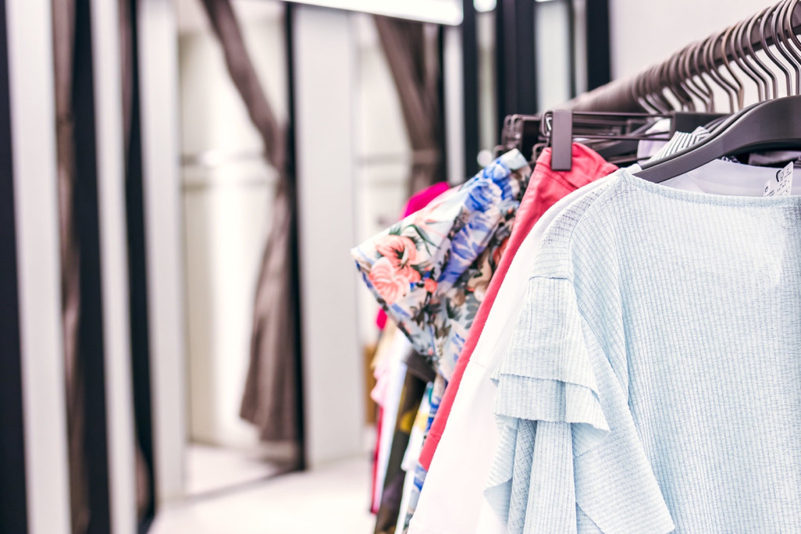 Vestidor a la medida con cajones, entrepaños y barras para colgar ropa