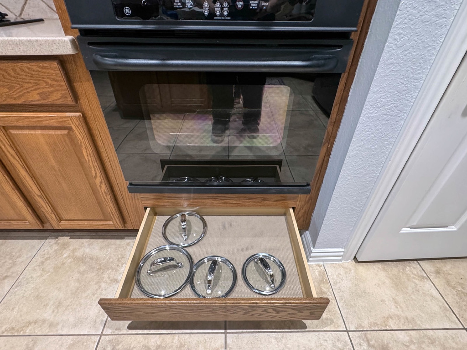 Gabinetes de cocina con distintos acabados de melamina y madera