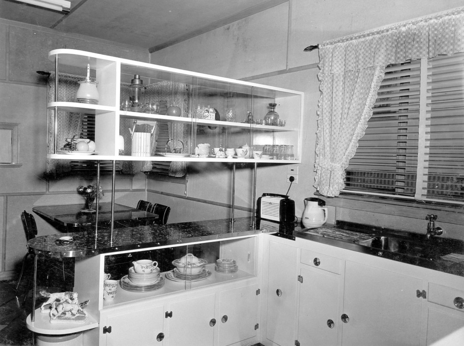 Cocina integral renovada en una casa familiar de la colonia Panorama