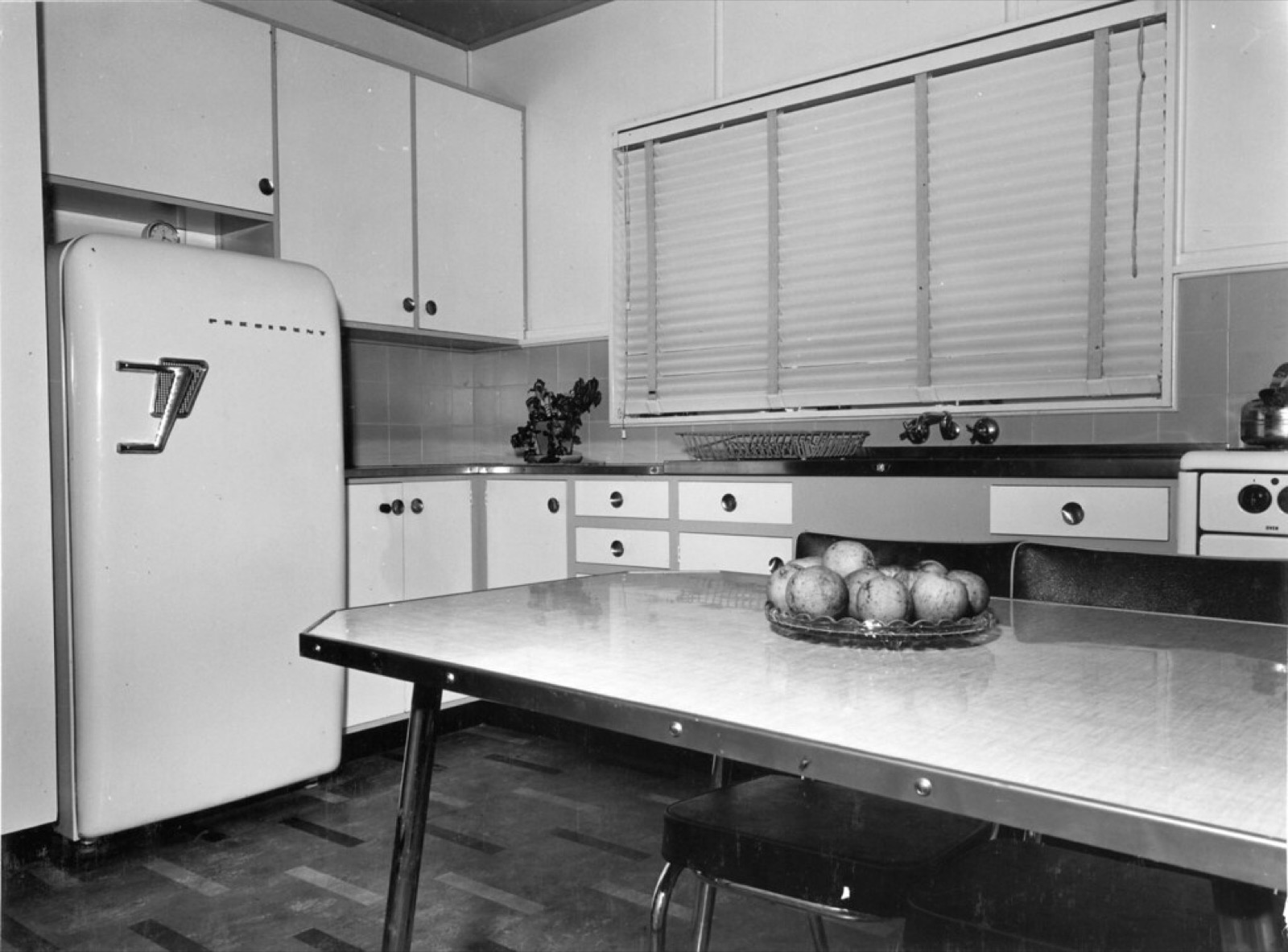 Cocina integral a la medida con alacenas de madera e isla en León