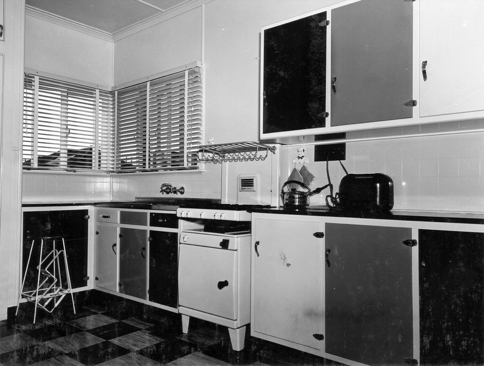 Cocina integral moderna con alacenas y cubierta, usada de referencia de precios