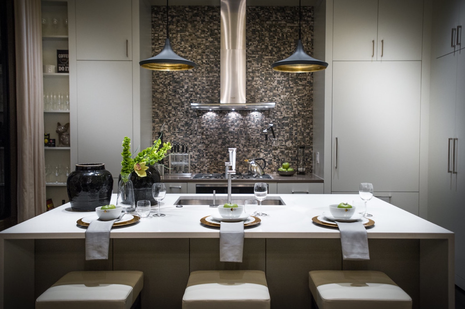 Cocina amplia con isla central en una residencia de Valle del Campestre